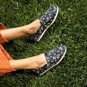 Toms Navy Glow In The Dark Subtle Metallic Fireflies Print ~ Size Women’s 5